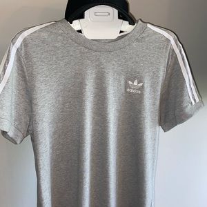 Brand new woman’s adidas crew neck t shirt🤍 size medium